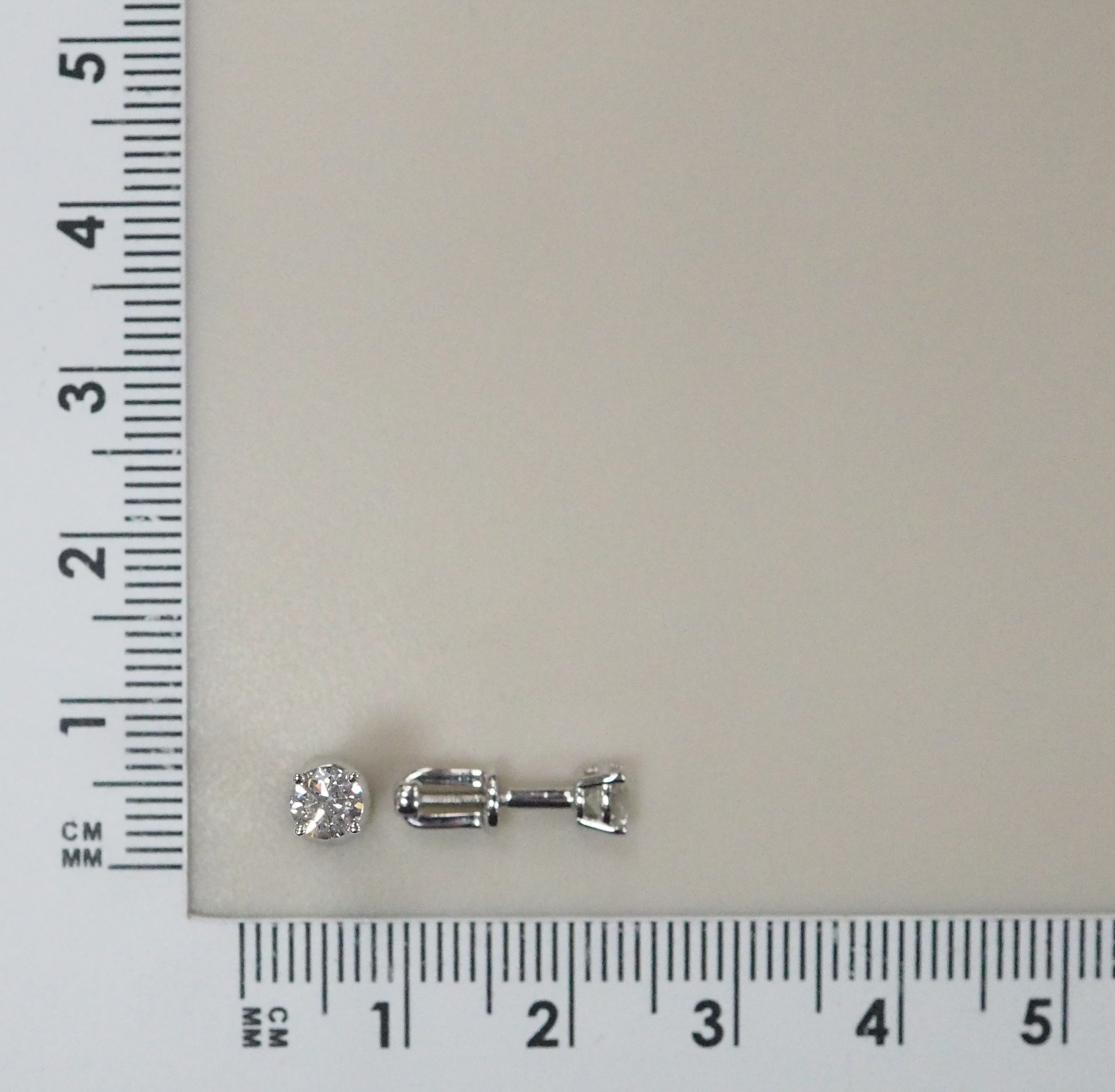 Серьги-пусеты из белого золота с бриллиантами